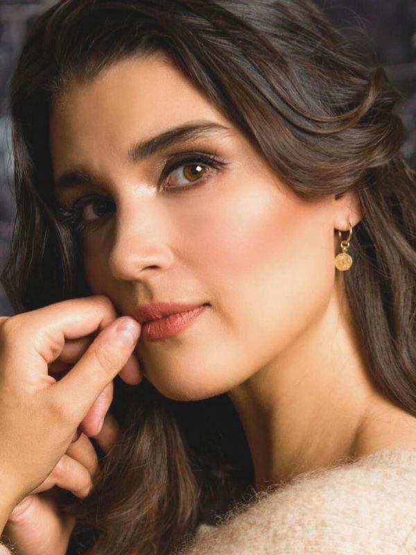 Elegant hair and makeup styling by Niki Newd® Hair Studio – created for a photo shoot with a soft, luminous and modern finish.