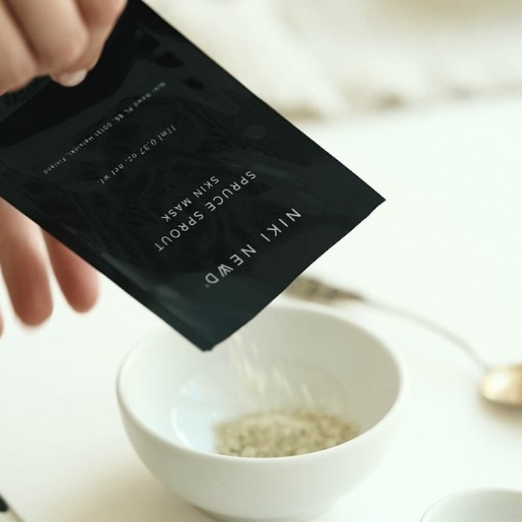 Niki Newd Spruce Sprout Skin Mask puhdistava kasvonaamio rasvoittuvalle iholle, sisältää suomalaista kuusenkerkkää, kauraa ja C-vitamiinia.