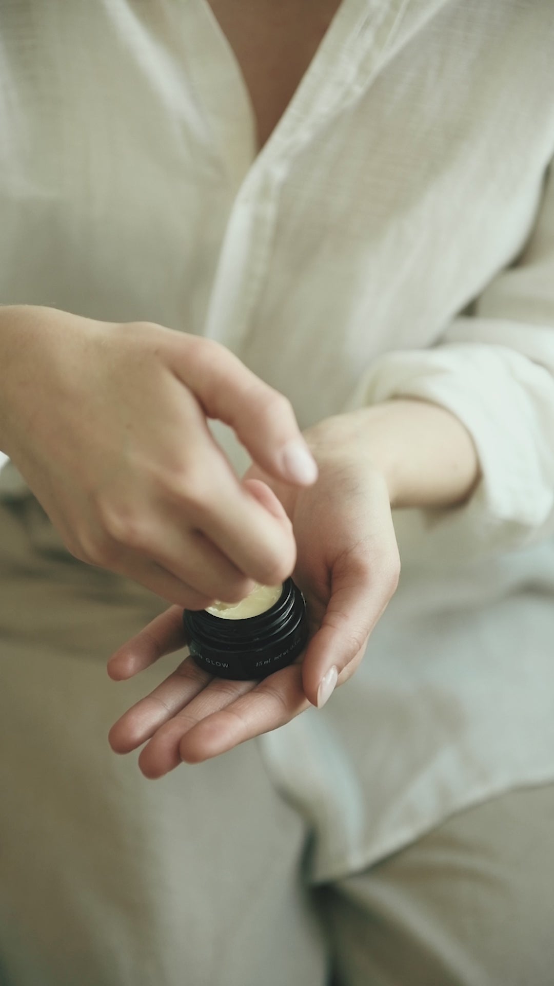 Niki Newd® Skin Glow -voide– rauhoittava ja ravitseva päivä- ja yövoide kuivalle ja atooppiselle iholle, auttaa palauttamaan ihon tasapainon ja mukavuuden.