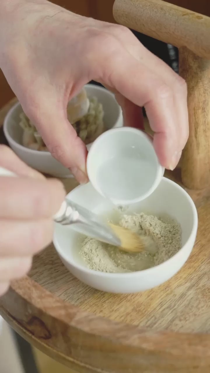 Niki Newd Spruce Sprout Skin Mask levitetään siveltimellä kasvoille raikastamaan ja tasapainottamaan ihoa.