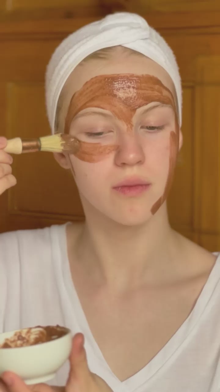 Niki Newd Cocoa Skin Mask -naamion jälkeen iho näyttää heleämmältä, sileämmältä ja ravitulta.
