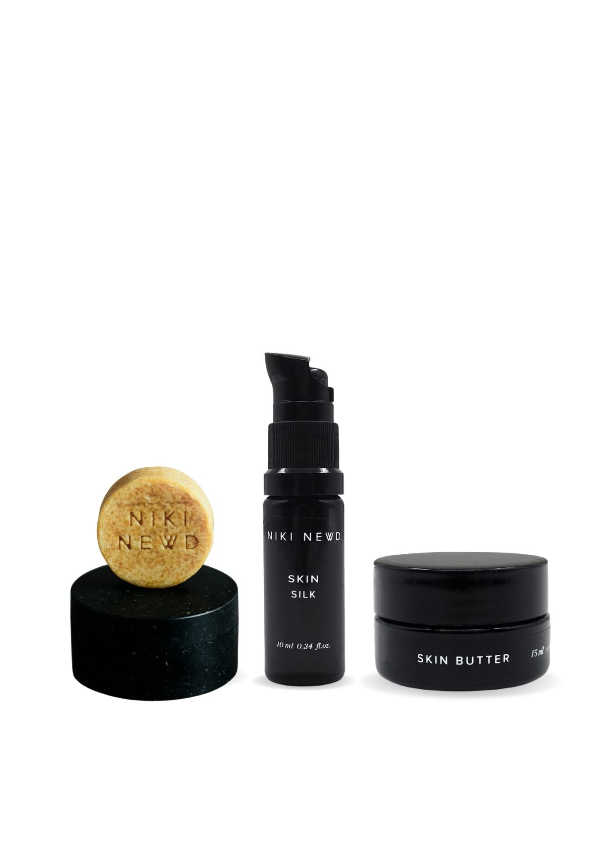 Niki Newd ihonhoitosetti matkalle – Oatmeal Soap -puhdistussaippua, Skin Butter -kasvovoide, Skin Silk -öljyseerumi ja puinen saippuarasia matkakoossa.